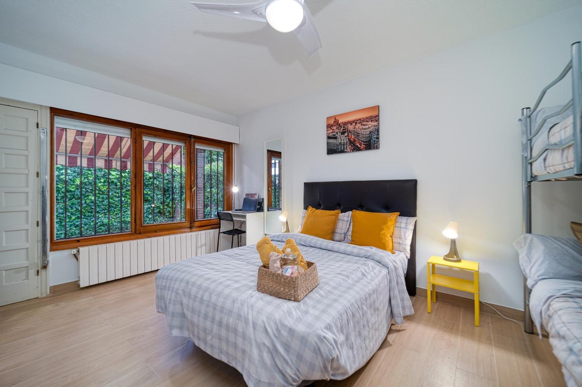 P Casacafe Madrid Calle Carlos Dubois 3 Экстерьер фото